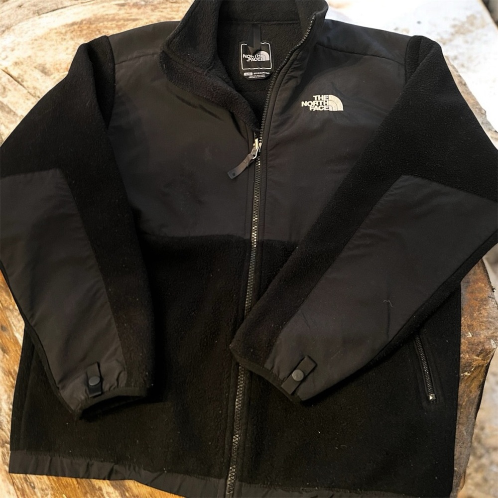 The North Face Boys large Black Denali Jacket.. fits women in xs